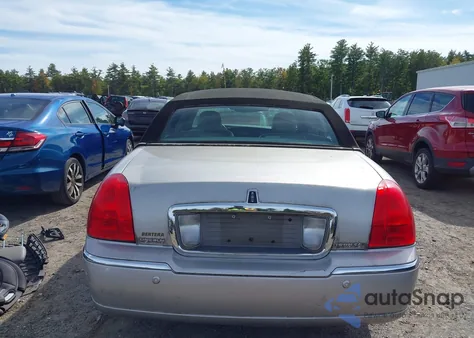 2005 Lincoln Town Car Signature из США, поврежденный, VIN 1LNHM81W55Y635003